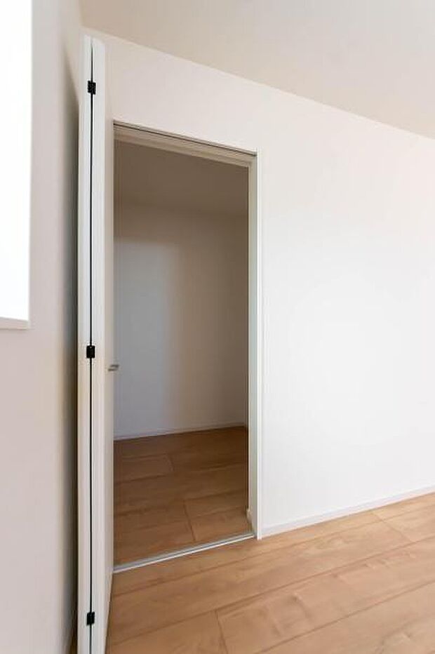 「人気のキッチンパントリー付き」お料理道具の収納に便利な広々としたキッチンパントリー。