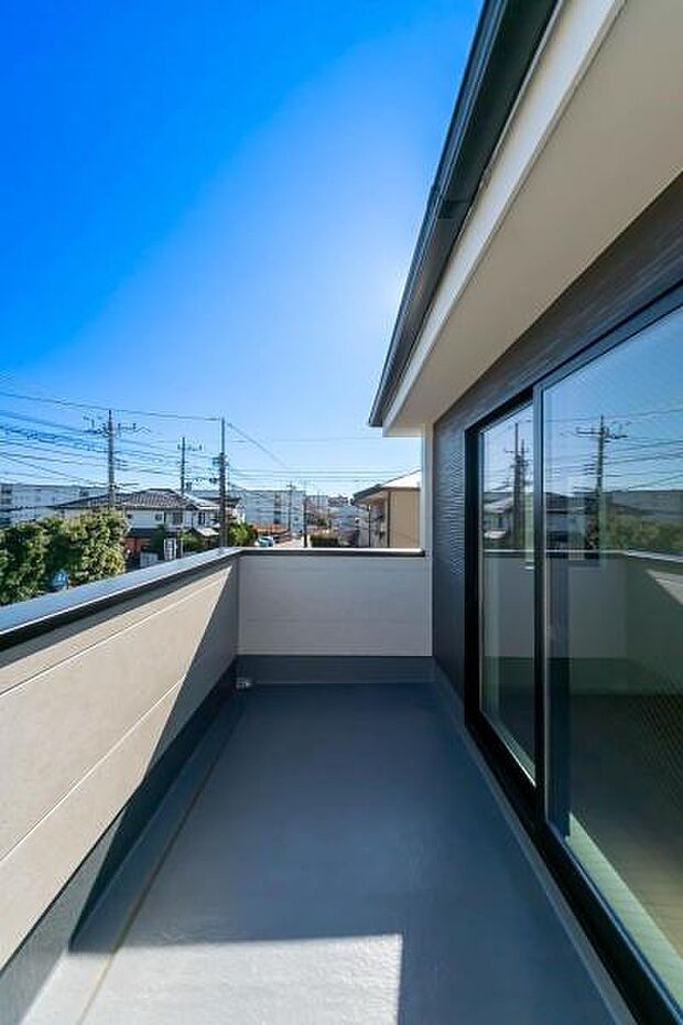 「清々しいバルコニー」広々としたバルコニーは陽当たりはもちろん、解放感や眺望も楽しめます。碧空を満喫し心が透きとおる。癒される心地よい空間。