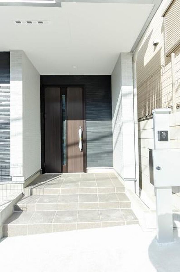 「おかえり」と「いってらっしゃい」を優しく包み込む、明るく広々とした玄関。家族の毎日が、ここから気持ちよく始まります。