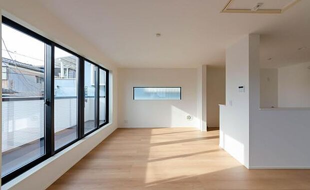 「家族が大好きなリビング」みんなが集まる広いリビング。みんなが大好きなリビングで家族団らん。みんなが集まるからこそ、一層の開放感を手にする素敵な住まい。