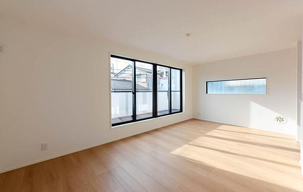 「明るく素敵な空間に」心地よい風が通り抜ける開放的なLDK。明るく清潔感あふれる空間で、心地よい毎日をお過ごしください。