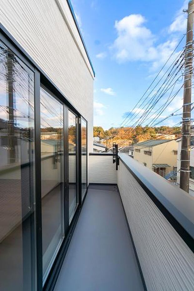 「清々しいバルコニー」広々としたバルコニーは陽当たりはもちろん、解放感や眺望も楽しめます。碧空を満喫し心が透きとおる。癒される心地よい空間。