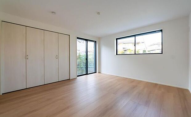 窓からたっぷりの陽光が射し込む明るいお部屋。ご家族の新しい物語は、この心地よい空間から始まります。