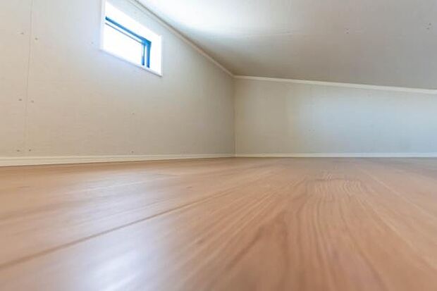 「マルチに使える」小屋裏収納スペース。思ったより広く機能的。お子様の隠れ家にもなりそうな空間です。