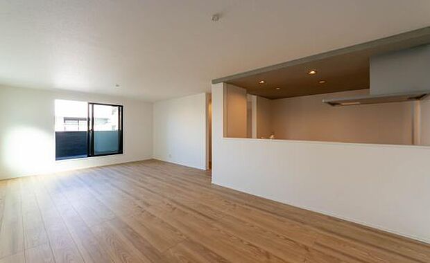 「家族が大好きなリビング」みんなが集まる広いリビング。みんなが大好きなリビングで家族団らん。みんなが集まるからこそ、一層の開放感を手にする素敵な住まい。