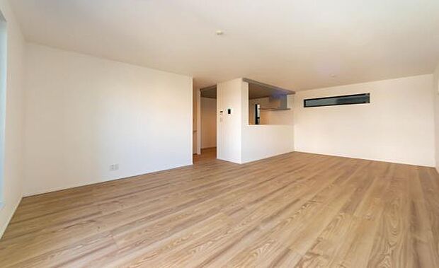 「明るく素敵な空間に」心地よい風が通り抜ける開放的なLDK。明るく清潔感あふれる空間で、心地よい毎日をお過ごしください。