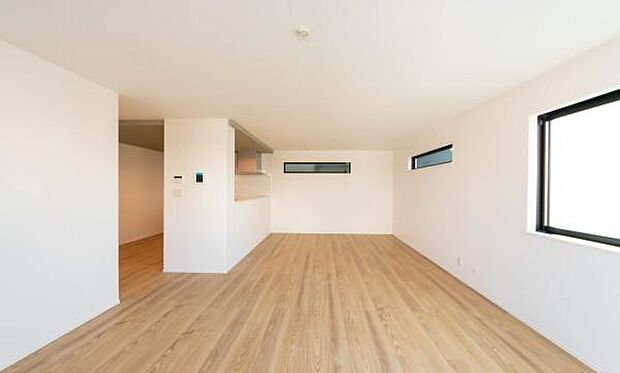 広々としたリビングは、家族の笑顔が自然と集まる場所。キッチンから室内が見渡せる安心の間取りが、忙しいママの毎日を優しくサポートします。