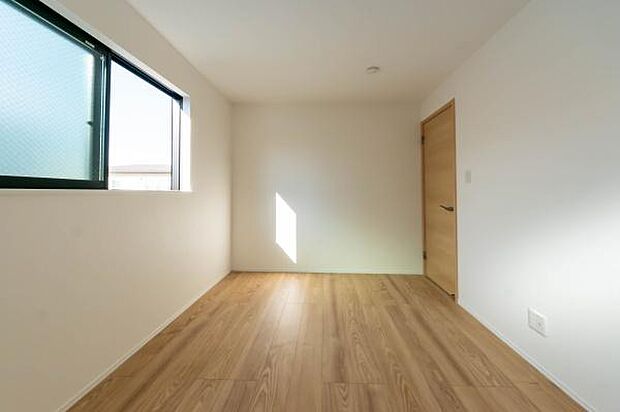 明るい陽光が差し込む、広々とした居住空間。 新生活を始めるあなたに贈る、開放的な南向きの洋室。心地よい木の温もりを感じながら、穏やかな毎日を。