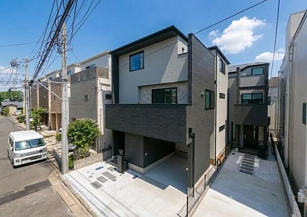 陽光あふれる穏やかな街並み。青空に映える、明るく温かみのある佇まい。