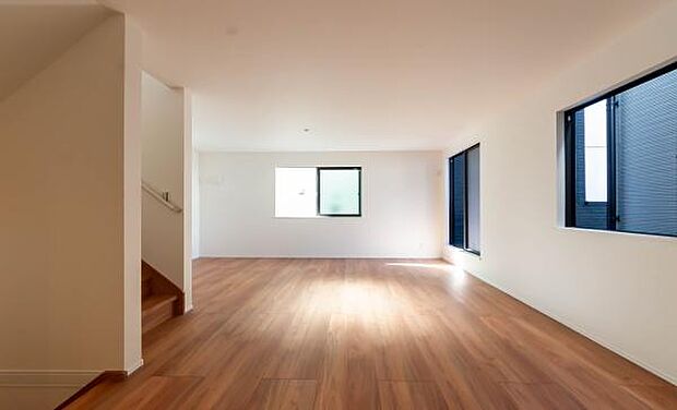 「家族が大好きなリビング」みんなが集まる広いリビング。みんなが大好きなリビングで家族団らん。みんなが集まるからこそ、一層の開放感を手にする素敵な住まい。