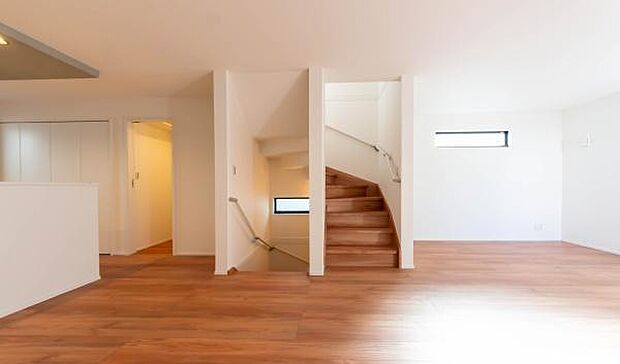 広々としたリビングは、家族の笑顔が自然と集まる場所。キッチンから室内が見渡せる安心の間取りが、忙しいママの毎日を優しくサポートします。