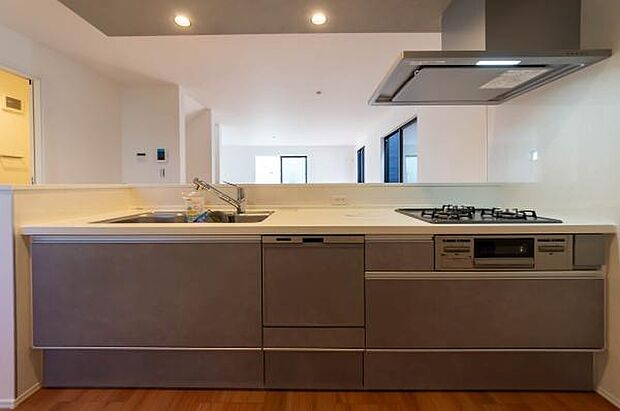 「全体を見渡せる安心感」家族の会話が弾む奥様に人気の高いカウンターキッチン、料理しながらお子様の様子の確認ができ移動しやすい広いキッチンスペースです。