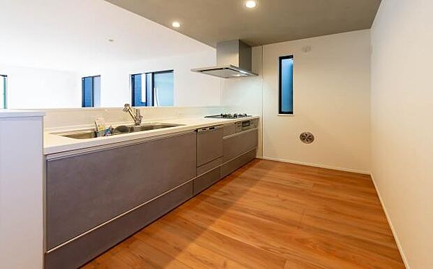 「全体を見渡せる安心感」家族の会話が弾む奥様に人気の高いカウンターキッチン、料理しながらお子様の様子の確認ができ移動しやすい広いキッチンスペースです。