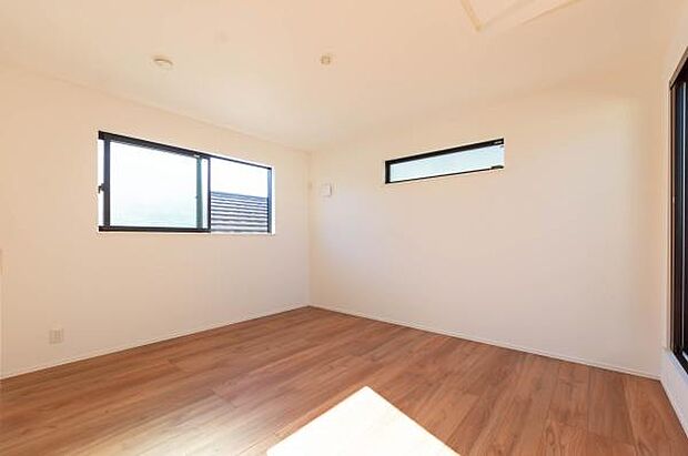 「陽の恵み」　爽やかな陽ざしを感じられる日当たりの良い洋室早起き爽やか、元気な一日に大切な陽の恵み