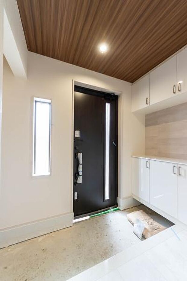 「おかえり」と「いってらっしゃい」を優しく包み込む、明るく広々とした玄関。家族の毎日が、ここから気持ちよく始まります。嬉しいSIC付き玄関。