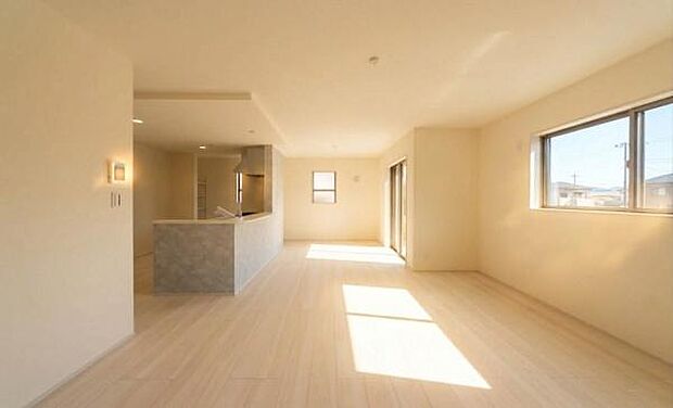 上質な素材感に包まれる、こだわりを凝縮したリビング。大きな窓から光が入り、開放感あふれる日常を演出します。