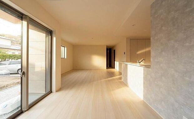 「家族が大好きなリビング」みんなが集まる広いリビング。みんなが大好きなリビングで家族団らん。みんなが集まるからこそ、一層の開放感を手にする素敵な住まい。