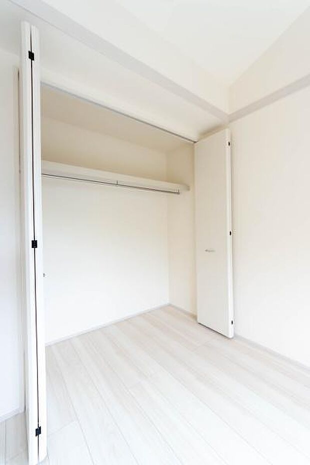 天井まで伸びる収納嬉しい収納力の高いクローゼット付き。天井付近までしっかりと収納ができる使い勝手の良いクローゼット。