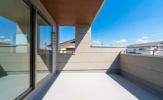 「清々しいバルコニー」広々としたバルコニーは陽当たりはもちろん、解放感や眺望も楽しめます。碧空を満喫し心が透きとおる。癒される心地よい空間。