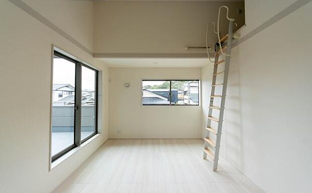 「陽の恵み」 爽やかな陽ざしを感じられる日当たりの良い洋室早起き爽やか、元気な一日に大切な陽の恵み