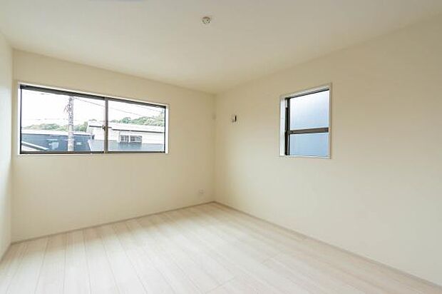 「陽の恵み」 爽やかな陽ざしを感じられる日当たりの良い洋室早起き爽やか、元気な一日に大切な陽の恵み