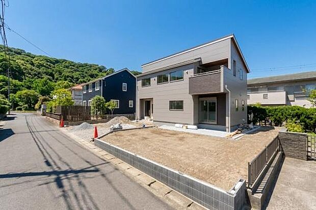 陽当たり良好な角地。駐車スペースも確保した、開放感のある立地です。明るい光が差し込む健やかな暮らしが始まります。