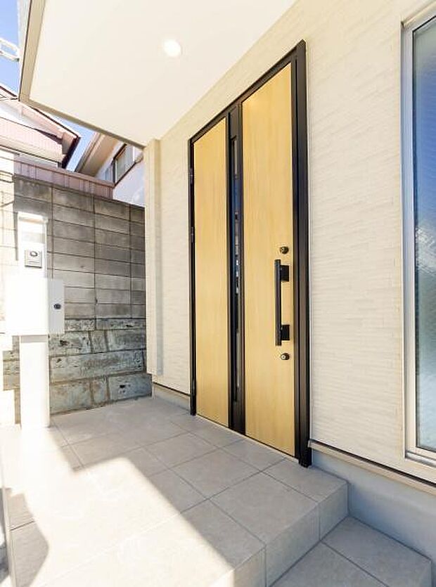 「おかえり」と「いってらっしゃい」を優しく包み込む、明るく広々とした玄関。家族の毎日が、ここから気持ちよく始まります。