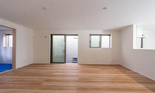 「家族が大好きなリビング」みんなが集まる広いリビング。みんなが大好きなリビングで家族団らん。みんなが集まるからこそ、一層の開放感を手にする素敵な住まい。