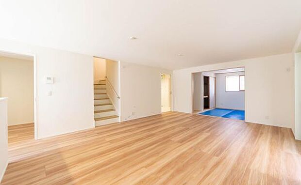 「家族が大好きなリビング」みんなが集まる広いリビング。みんなが大好きなリビングで家族団らん。みんなが集まるからこそ、一層の開放感を手にする素敵な住まい。