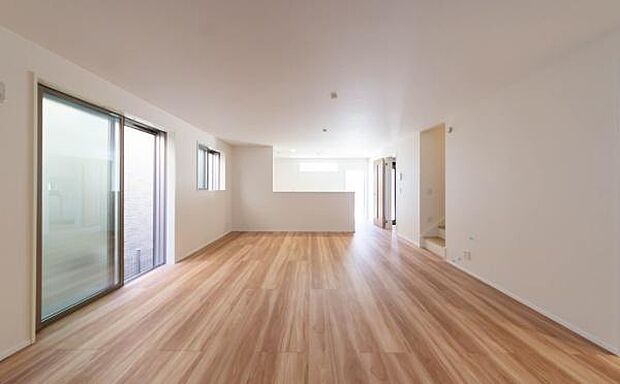 「明るく素敵な空間に」心地よい風が通り抜ける開放的なLDK。明るく清潔感あふれる空間で、心地よい毎日をお過ごしください。