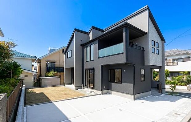 どの角度で眺めても、所有感が満たされる理想的で素敵な住まい。カースペース2台分。「良い家だね」と言われるときっと嬉しくなるはずです。