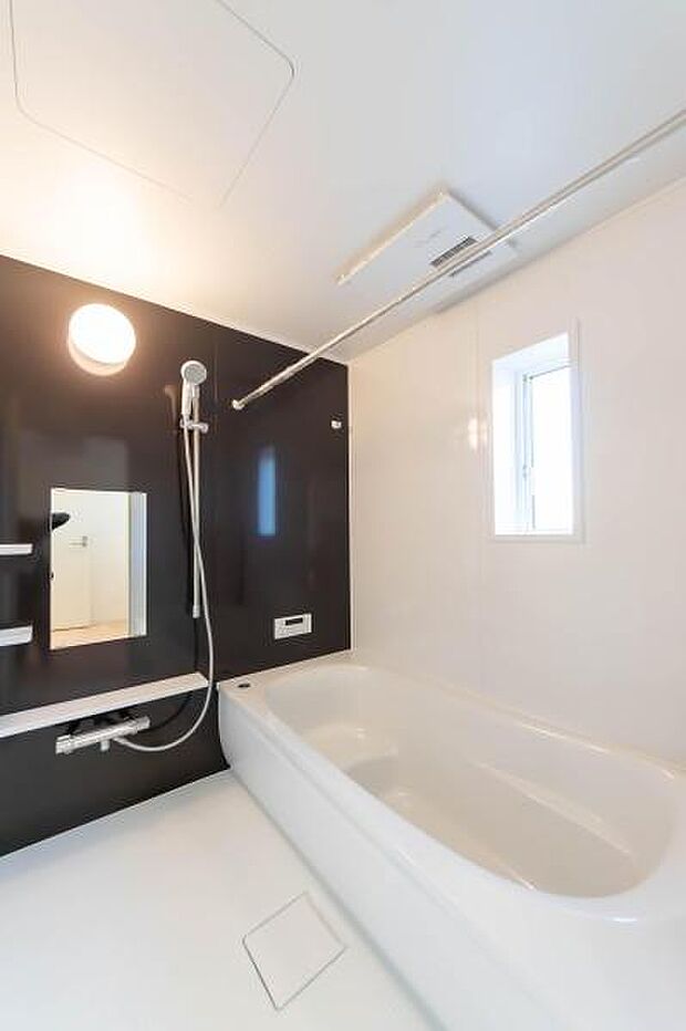 一日の疲れを癒す、広々としたバスルーム。モダンなデザイン空間で、至福のバスタイムを。
