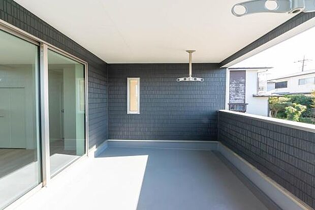 インナーバルコニー干すだけではもったいない。楽しめる素敵な広々としたインナーバルコニー付き。風を感じて、ちょっとしたビアガーデンとして楽しめるインナーバルコニー。