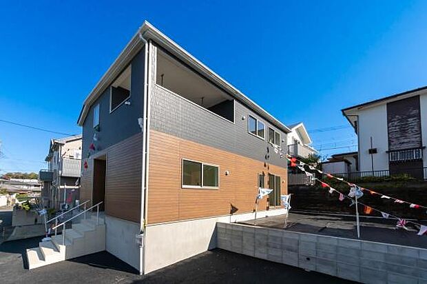 開放感＋日当たりの良さ家に入らなくても分かる日当たりの良さ。開放感の良さ。碧空も清々しく心地の良い住まい。住みたくなる家。暮らしたい町。