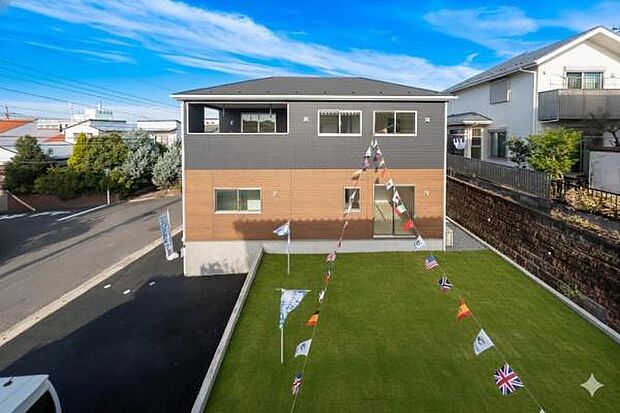 「憧れのガーデンライフ」美しい碧空とガーデンライフが可能な日々の暮らしを豊かに彩ります。（画像の芝生はCGによるイメージ画像です）