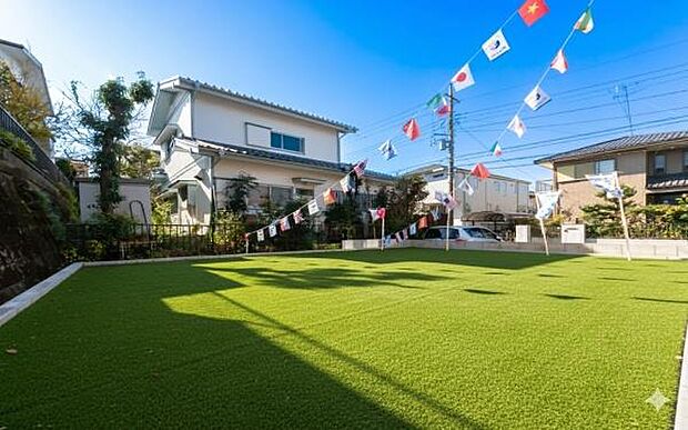 「週末の楽しみが増える」BBQ、ガーデニング、お子様の自然とのふれあいなど、お庭があるから楽しみも倍増するマイホーム。（画像の芝生はCGによるイメージ画像です）