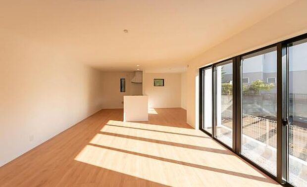 「家族が大好きなリビング」みんなが集まる広いリビング。みんなが大好きなリビングで家族団らん。みんなが集まるからこそ、一層の開放感を手にする素敵な住まい。