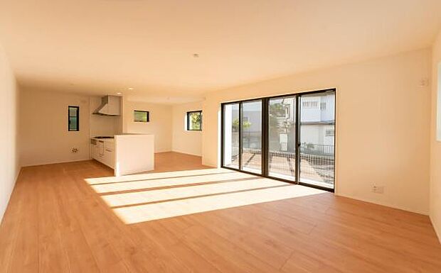 「上質な空間を」開放感と日当たりの良さに恵まれたリビング空間。上質な光は身体だけでなく心も温めてくれる。圧迫感のない空間を是非、ご堪能下さい。