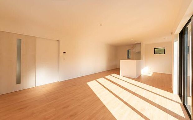 「家族が大好きなリビング」みんなが集まる広いリビング。みんなが大好きなリビングで家族団らん。みんなが集まるからこそ、一層の開放感を手にする素敵な住まい。