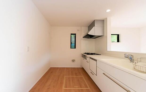 「全体を見渡せる安心感」家族の会話が弾む奥様に人気の高いカウンターキッチン、料理しながらお子様の様子の確認ができ移動しやすい広いキッチンスペースです。