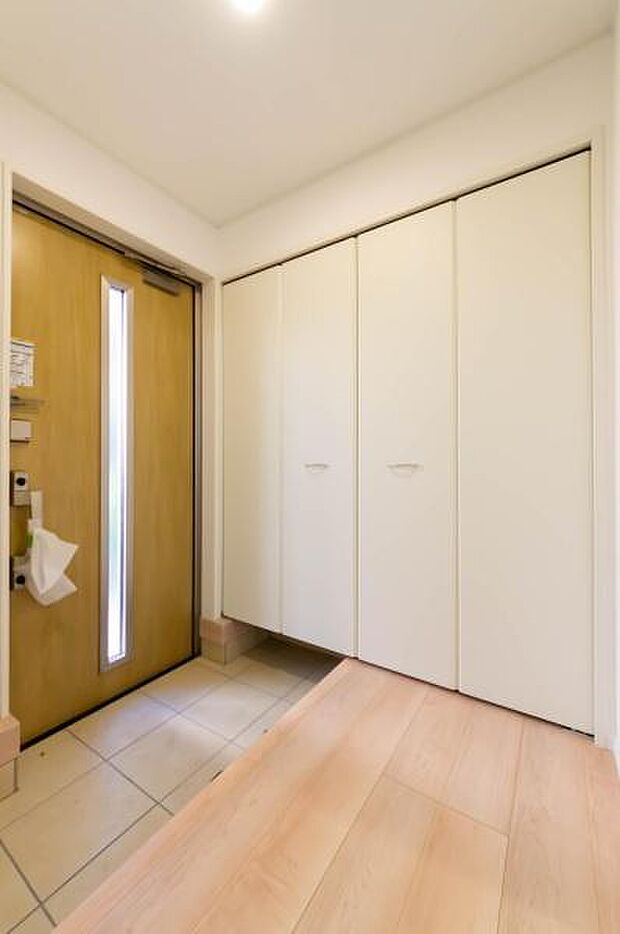 「おかえり」と「いってらっしゃい」を優しく包み込む、明るく広々とした玄関。家族の毎日が、ここから気持ちよく始まります。