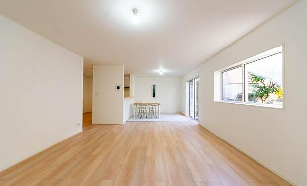 「家族が大好きなリビング」みんなが集まる広いリビング。みんなが大好きなリビングで家族団らん。みんなが集まるからこそ、一層の開放感を手にする素敵な住まい。