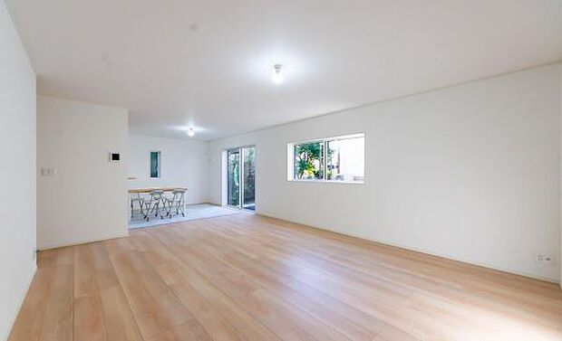 「上質な空間を」開放感と日当たりの良さに恵まれたリビング空間。上質な光は身体だけでなく心も温めてくれる。圧迫感のない空間を是非、ご堪能下さい。