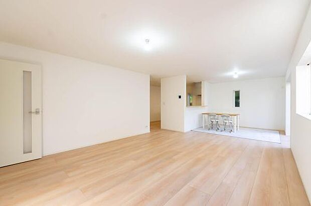 「家族が大好きなリビング」みんなが集まる広いリビング。みんなが大好きなリビングで家族団らん。みんなが集まるからこそ、一層の開放感を手にする素敵な住まい。