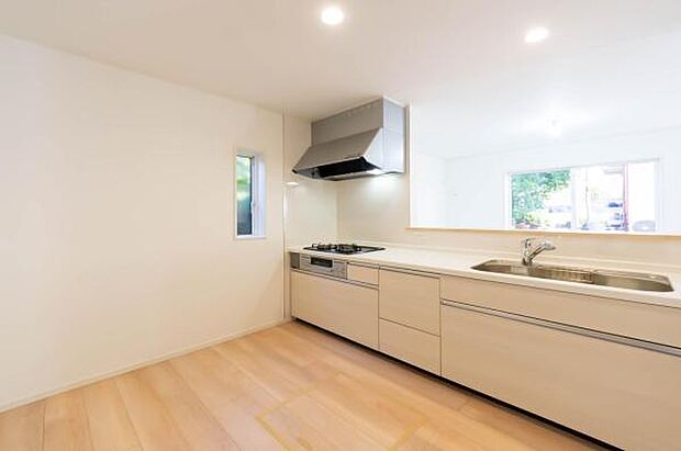 「全体を見渡せる安心感」家族の会話が弾む奥様に人気の高いカウンターキッチン、料理しながらお子様の様子の確認ができ移動しやすい広いキッチンスペースです。