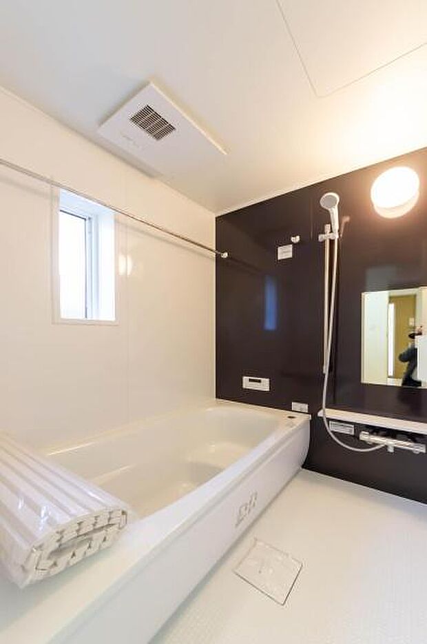 「疲れを癒す空間」広々とした雰囲気の良いバスルーム。お子様と一緒にお風呂に入る楽しみ、思い出の一ページが刻まれる大切な瞬間