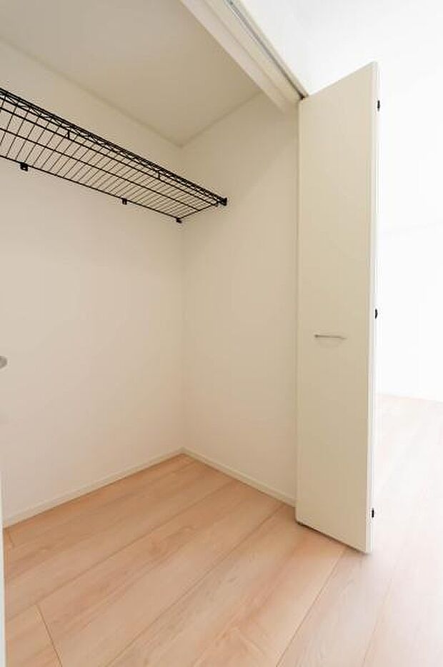 天井まで伸びる収納嬉しい収納力の高いクローゼット付き。天井付近までしっかりと収納ができる使い勝手の良いクローゼット。