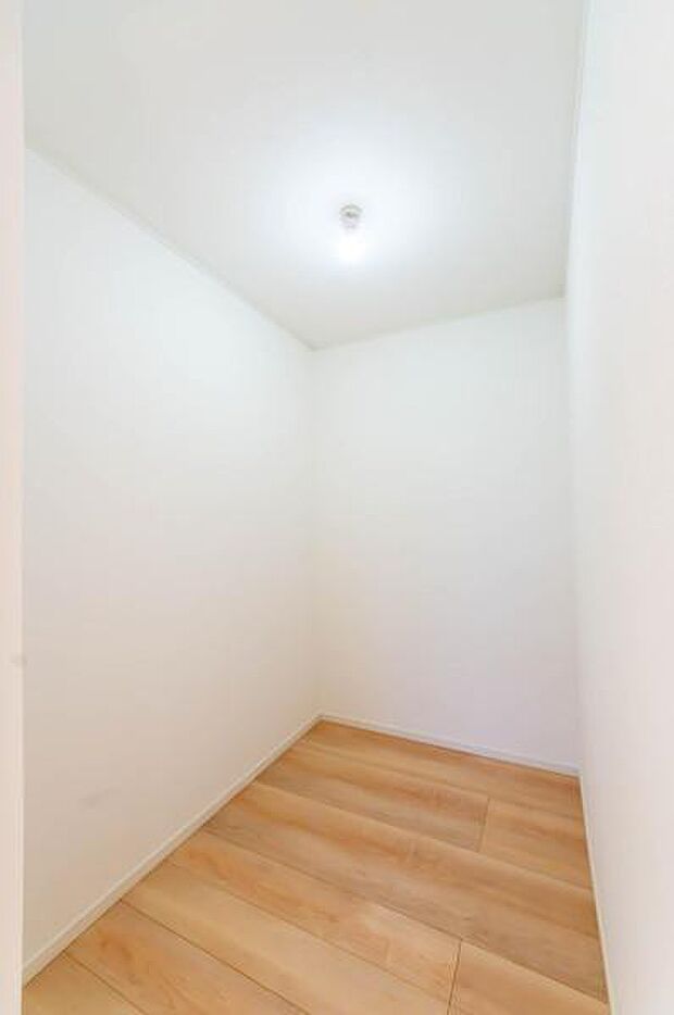 「ウォークインクローゼット収納」大きく収納量豊富なクローゼット。奥行も納得サイズのクローゼット。