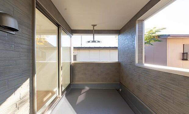 「清々しいバルコニー」広々としたバルコニーは陽当たりはもちろん、解放感や眺望も楽しめます。碧空を満喫し心が透きとおる。癒される心地よい空間。