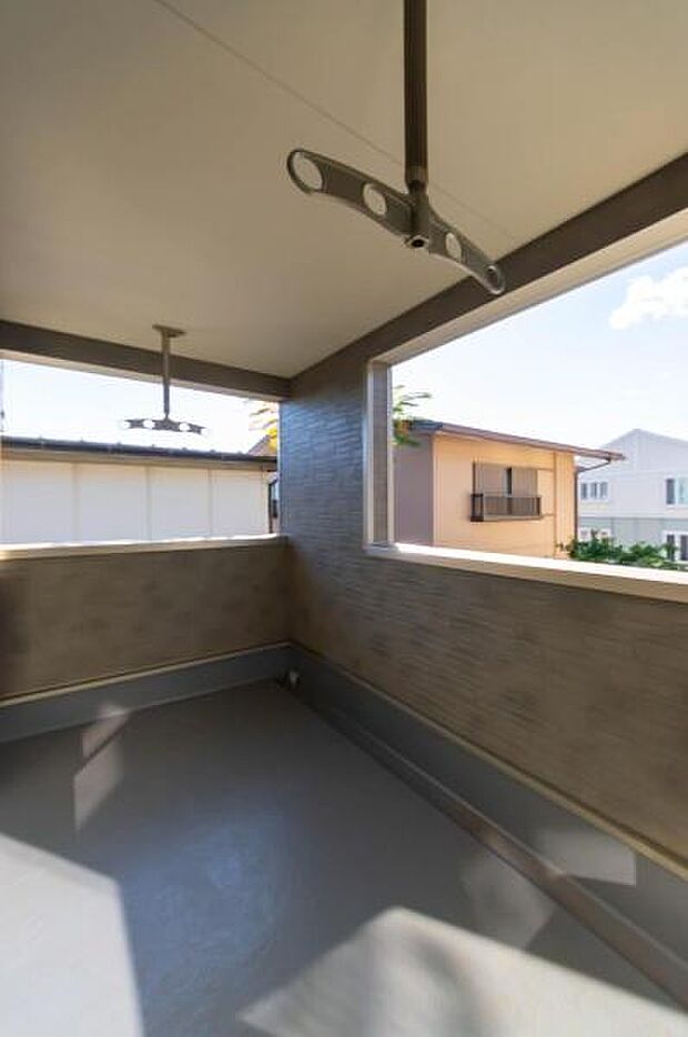 「清々しいバルコニー」広々としたバルコニーは陽当たりはもちろん、解放感や眺望も楽しめます。碧空を満喫し心が透きとおる。癒される心地よい空間。